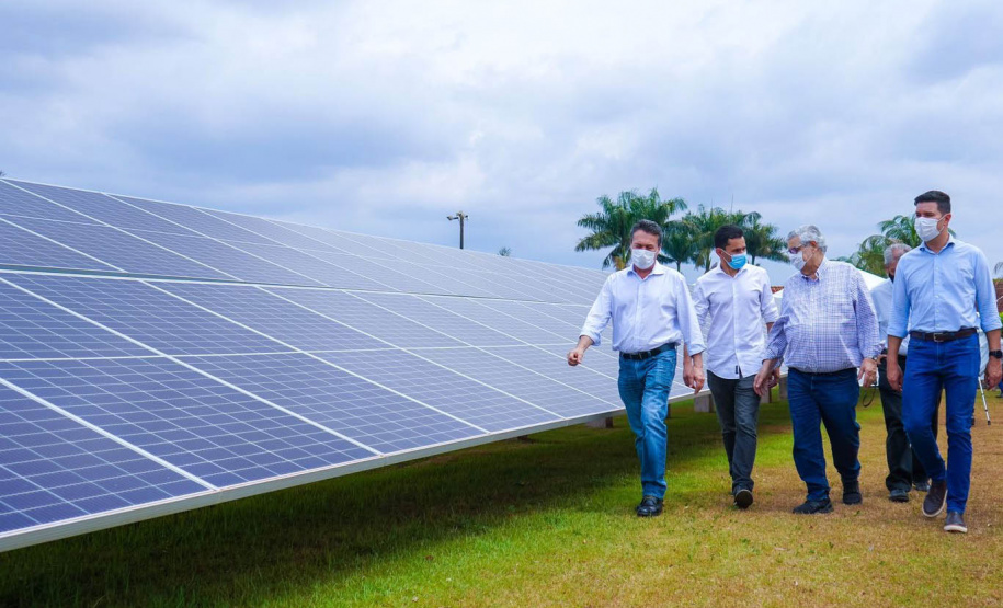 Secretários de Estado participaram, nesta quinta-feira (17), da inauguração da Usina Fotovoltaica Nelson Paludo, em Assis Chateaubriand. O chefe da Casa Civil, Guto Silva, e os secretários de Estado do Desenvolvimento Sustentável e do Turismo, Márcio Nunes, e da Agricultura e do Abastecimento, Norberto Ortigara, destacaram os benefícios de uma usina solar para os agricultores e também ao meio ambiente.  -  Assis Chateaubriand, 17/09/2021  -  Foto: SEDEST
