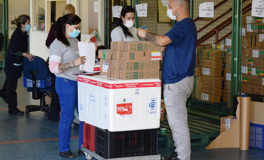 A Secretaria de Estado da Saúde (Sesa) iniciou a distribuição de mais 258.640 vacinas contra a Covid-19 nesta sexta-feira (17). São 127.390 primeiras doses (D1) e 131.250 segundas aplicações (D2). Os imunizantes fazem parte da 47ª e 51ª pauta de distribuição do Ministério da Saúde. - Curitiba, 17/09/2021 - Foto: Américo Antonio/SESA