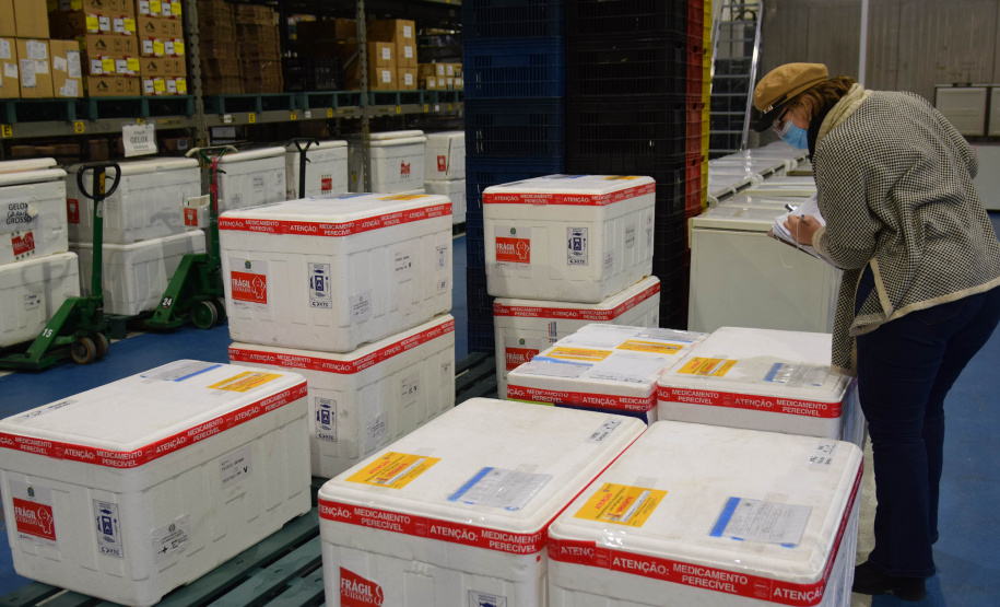 A Secretaria de Estado da Saúde (Sesa) iniciou a distribuição de mais 258.640 vacinas contra a Covid-19 nesta sexta-feira (17). São 127.390 primeiras doses (D1) e 131.250 segundas aplicações (D2). Os imunizantes fazem parte da 47ª e 51ª pauta de distribuição do Ministério da Saúde. - Curitiba, 17/09/2021 - Foto: Américo Antonio/SESA