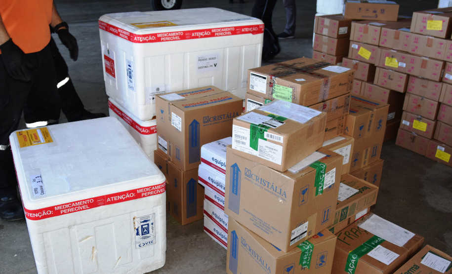 A Secretaria de Estado da Saúde (Sesa) iniciou a distribuição de mais 258.640 vacinas contra a Covid-19 nesta sexta-feira (17). São 127.390 primeiras doses (D1) e 131.250 segundas aplicações (D2). Os imunizantes fazem parte da 47ª e 51ª pauta de distribuição do Ministério da Saúde. - Curitiba, 17/09/2021 - Foto: Américo Antonio/SESA