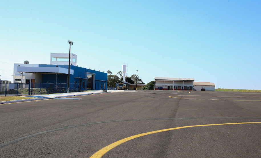 Aero Umuarama O projeto de estruturação do Aeroporto Orlando de Carvalho busca a Certificação Operacional do aeródromo junto à Agência Nacional de Aviação Civil (Anac) para receber voos regulares. As obras incluem recapeamento e ampliação da pista, ampliação do pátio de estacionamento de aeronaves; adequação e ampliação do terminal de embarque e desembarque de passageiros; ainda a construção de instalações para o Corpo de Bombeiros. 05/08/2020 - Foto: Geraldo Bubniak/AEN