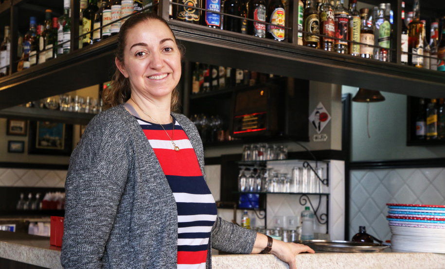 O crédito contratado pela empresária curitibana Maristela Canário para reformar um bar chegou em uma hora mais do que boa. Ela contratou os recursos da Fomento Paraná ainda em dezembro de 2019, sem imaginar os percalços que a pandemia traria, especialmente ao setor de bares e restaurantes. Foto: José Fernando Ogura/AEN