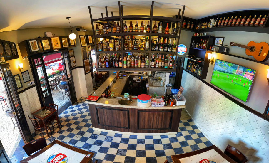 O crédito contratado pela empresária curitibana Maristela Canário para reformar um bar chegou em uma hora mais do que boa. Ela contratou os recursos da Fomento Paraná ainda em dezembro de 2019, sem imaginar os percalços que a pandemia traria, especialmente ao setor de bares e restaurantes. Foto: José Fernando Ogura/AEN