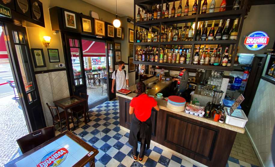 O crédito contratado pela empresária curitibana Maristela Canário para reformar um bar chegou em uma hora mais do que boa. Ela contratou os recursos da Fomento Paraná ainda em dezembro de 2019, sem imaginar os percalços que a pandemia traria, especialmente ao setor de bares e restaurantes. Foto: José Fernando Ogura/AEN
