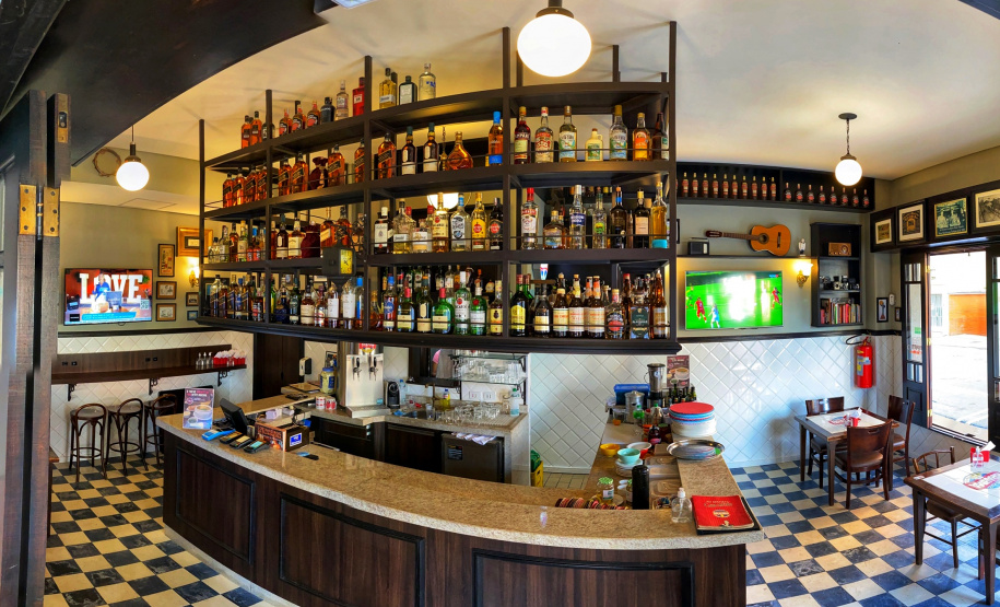 O crédito contratado pela empresária curitibana Maristela Canário para reformar um bar chegou em uma hora mais do que boa. Ela contratou os recursos da Fomento Paraná ainda em dezembro de 2019, sem imaginar os percalços que a pandemia traria, especialmente ao setor de bares e restaurantes. Foto: José Fernando Ogura/AEN