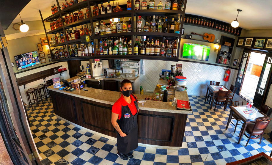 O crédito contratado pela empresária curitibana Maristela Canário para reformar um bar chegou em uma hora mais do que boa. Ela contratou os recursos da Fomento Paraná ainda em dezembro de 2019, sem imaginar os percalços que a pandemia traria, especialmente ao setor de bares e restaurantes. Foto: José Fernando Ogura/AEN