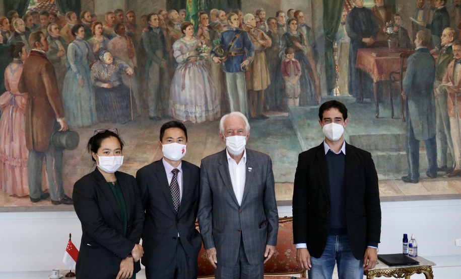 Em busca da atração de novos investimentos e da ampliação de parcerias comerciais para o Paraná, o vice-governador Darci Piana se reuniu nesta sexta-feira (17), no Palácio Iguaçu, com o encarregado de Negócios da Embaixada da República de Singapura no Brasil, Desmond Ng. Foto: Camila Tonett