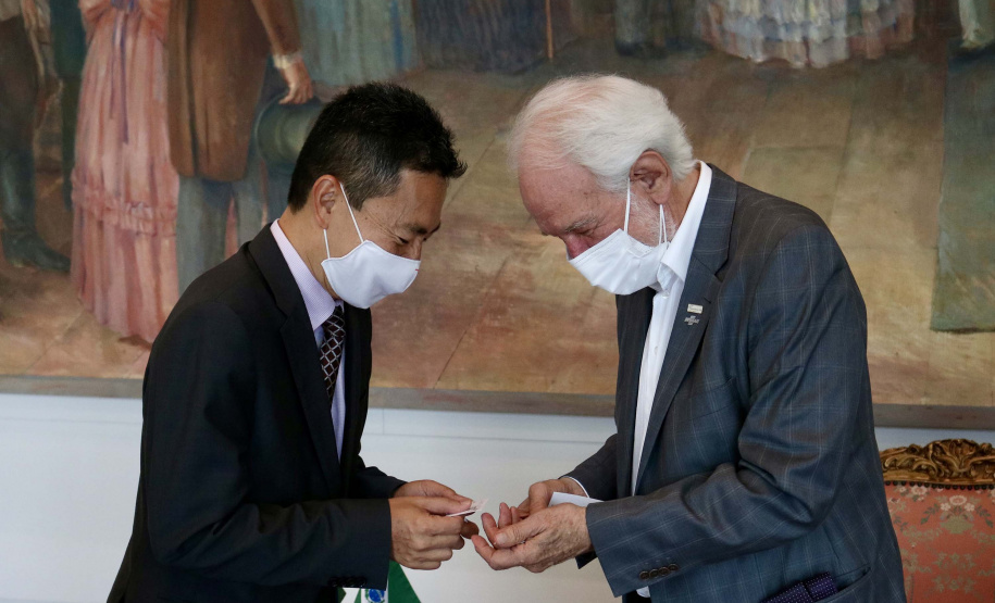 Em busca da atração de novos investimentos e da ampliação de parcerias comerciais para o Paraná, o vice-governador Darci Piana se reuniu nesta sexta-feira (17), no Palácio Iguaçu, com o encarregado de Negócios da Embaixada da República de Singapura no Brasil, Desmond Ng. Foto: Camila Tonett