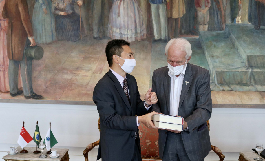 Em busca da atração de novos investimentos e da ampliação de parcerias comerciais para o Paraná, o vice-governador Darci Piana se reuniu nesta sexta-feira (17), no Palácio Iguaçu, com o encarregado de Negócios da Embaixada da República de Singapura no Brasil, Desmond Ng. Foto: Camila Tonett