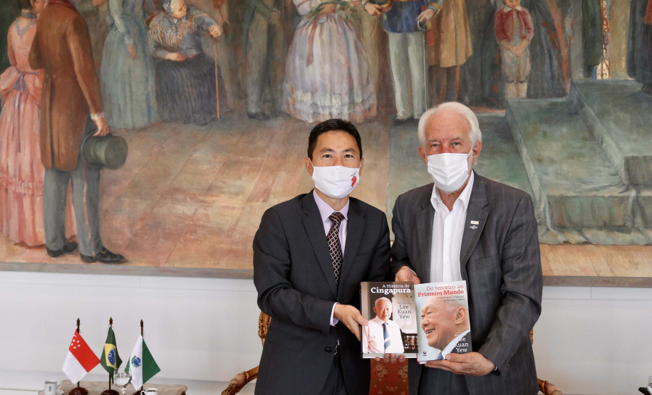 Em busca da atração de novos investimentos e da ampliação de parcerias comerciais para o Paraná, o vice-governador Darci Piana se reuniu nesta sexta-feira (17), no Palácio Iguaçu, com o encarregado de Negócios da Embaixada da República de Singapura no Brasil, Desmond Ng. Foto: Camila Tonett