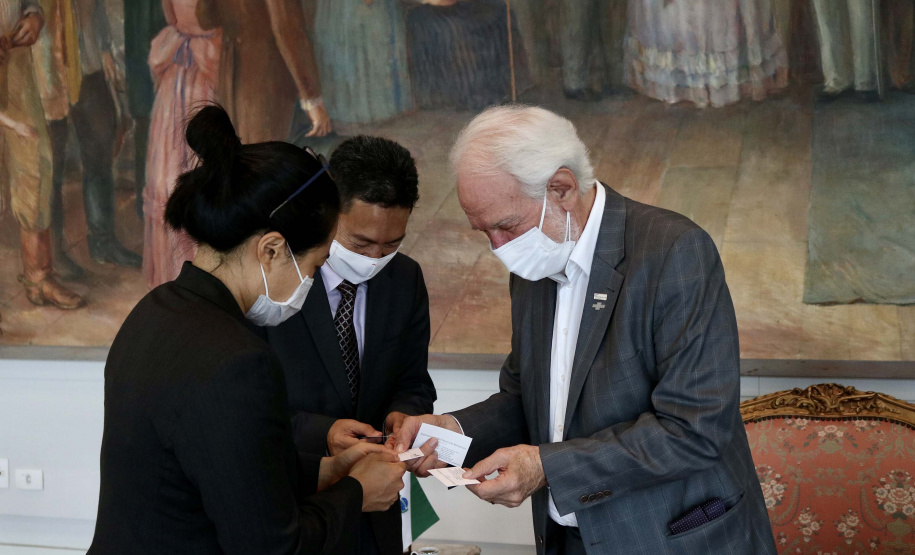 Em busca da atração de novos investimentos e da ampliação de parcerias comerciais para o Paraná, o vice-governador Darci Piana se reuniu nesta sexta-feira (17), no Palácio Iguaçu, com o encarregado de Negócios da Embaixada da República de Singapura no Brasil, Desmond Ng. Foto: Camila Tonett