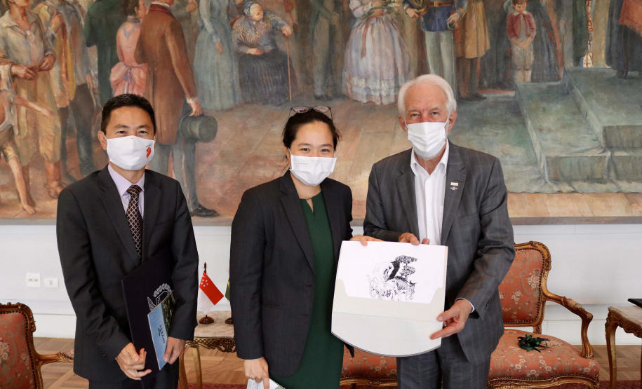 Em busca da atração de novos investimentos e da ampliação de parcerias comerciais para o Paraná, o vice-governador Darci Piana se reuniu nesta sexta-feira (17), no Palácio Iguaçu, com o encarregado de Negócios da Embaixada da República de Singapura no Brasil, Desmond Ng. Foto: Camila Tonett