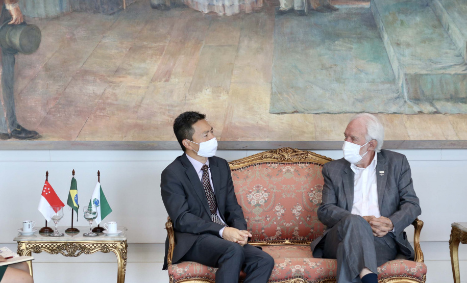 Em busca da atração de novos investimentos e da ampliação de parcerias comerciais para o Paraná, o vice-governador Darci Piana se reuniu nesta sexta-feira (17), no Palácio Iguaçu, com o encarregado de Negócios da Embaixada da República de Singapura no Brasil, Desmond Ng. Foto: Camila Tonett