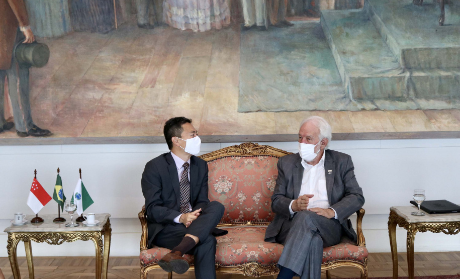 Em busca da atração de novos investimentos e da ampliação de parcerias comerciais para o Paraná, o vice-governador Darci Piana se reuniu nesta sexta-feira (17), no Palácio Iguaçu, com o encarregado de Negócios da Embaixada da República de Singapura no Brasil, Desmond Ng. Foto: Camila Tonett