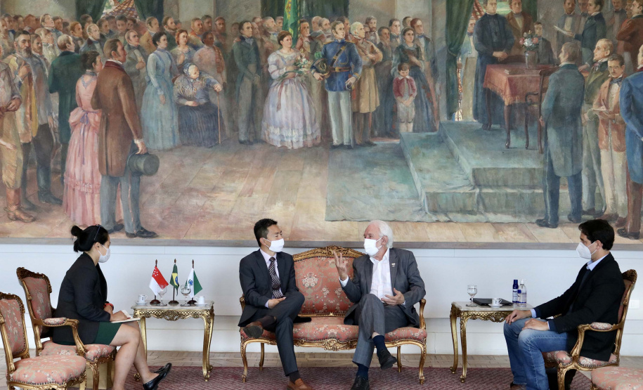 Em busca da atração de novos investimentos e da ampliação de parcerias comerciais para o Paraná, o vice-governador Darci Piana se reuniu nesta sexta-feira (17), no Palácio Iguaçu, com o encarregado de Negócios da Embaixada da República de Singapura no Brasil, Desmond Ng. Foto: Camila Tonett