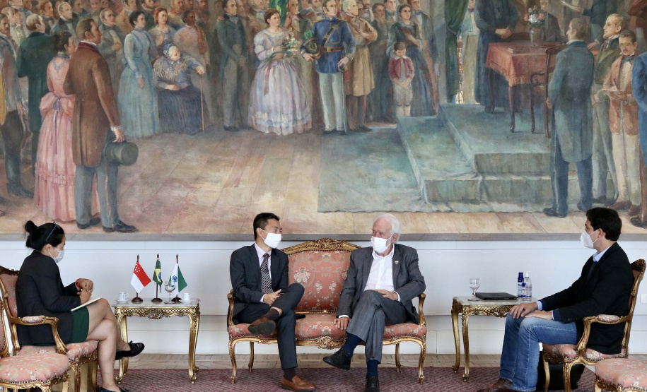 Em busca da atração de novos investimentos e da ampliação de parcerias comerciais para o Paraná, o vice-governador Darci Piana se reuniu nesta sexta-feira (17), no Palácio Iguaçu, com o encarregado de Negócios da Embaixada da República de Singapura no Brasil, Desmond Ng. Foto: Camila Tonett