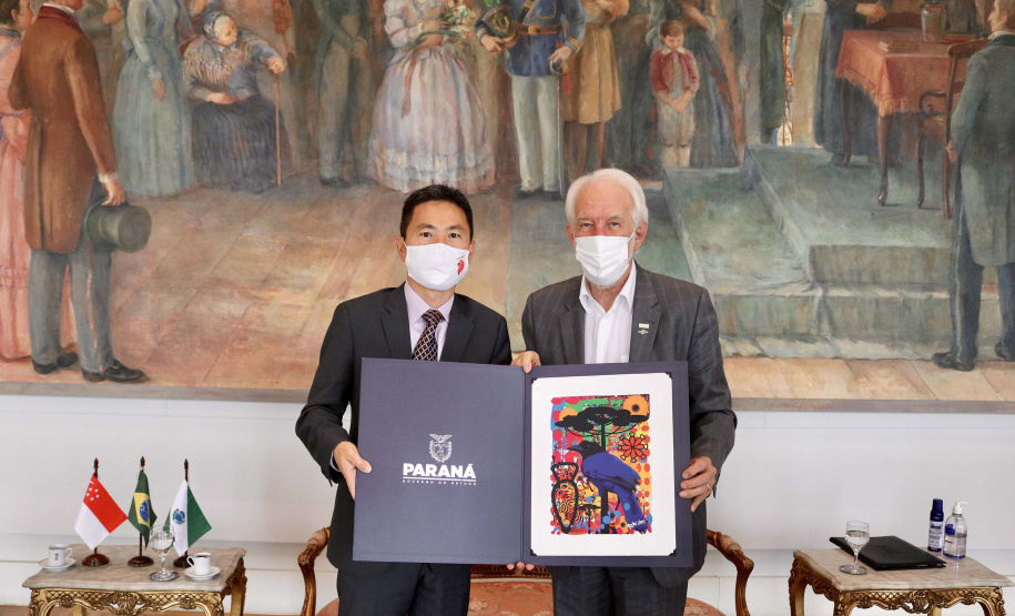 Em busca da atração de novos investimentos e da ampliação de parcerias comerciais para o Paraná, o vice-governador Darci Piana se reuniu nesta sexta-feira (17), no Palácio Iguaçu, com o encarregado de Negócios da Embaixada da República de Singapura no Brasil, Desmond Ng. Foto: Camila Tonett