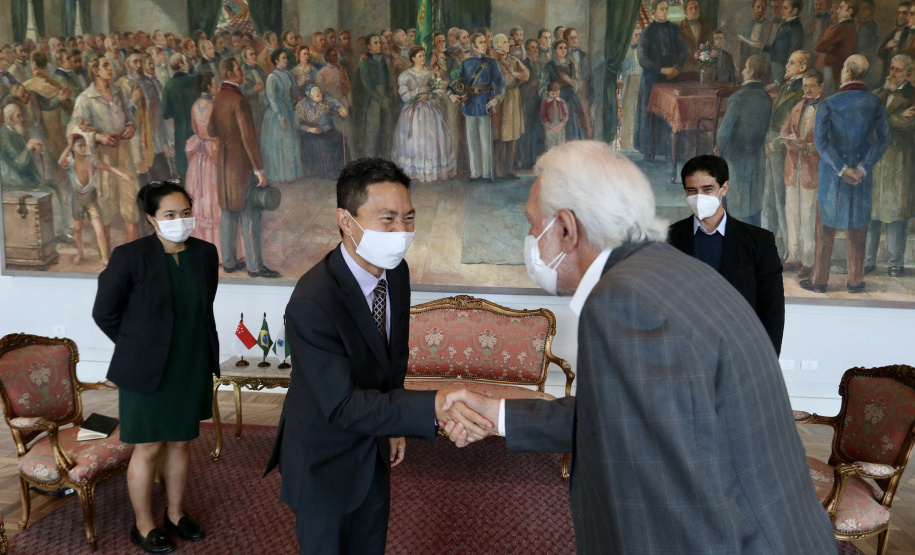 Em busca da atração de novos investimentos e da ampliação de parcerias comerciais para o Paraná, o vice-governador Darci Piana se reuniu nesta sexta-feira (17), no Palácio Iguaçu, com o encarregado de Negócios da Embaixada da República de Singapura no Brasil, Desmond Ng. Foto: Camila Tonett