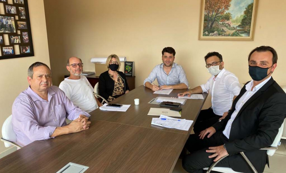 A Fomento Paraná e a prefeitura Tomazina assinaram renovação do acordo de cooperação, pelo qual o município do Norte Pioneiro do Estado participa do programa Banco do Empreendedor, da instituição financeira. O acordo foi assinado pelo prefeito de Tomazina, Flavio Zanrosso, e o diretor-presidente da Fomento Paraná, Heraldo Neves, na quinta-feira (16). Foto: Fomento Paraná