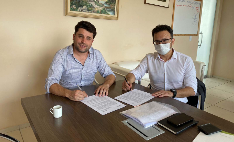 A Fomento Paraná e a prefeitura Tomazina assinaram renovação do acordo de cooperação, pelo qual o município do Norte Pioneiro do Estado participa do programa Banco do Empreendedor, da instituição financeira. O acordo foi assinado pelo prefeito de Tomazina, Flavio Zanrosso, e o diretor-presidente da Fomento Paraná, Heraldo Neves, na quinta-feira (16). Foto: Fomento Paraná