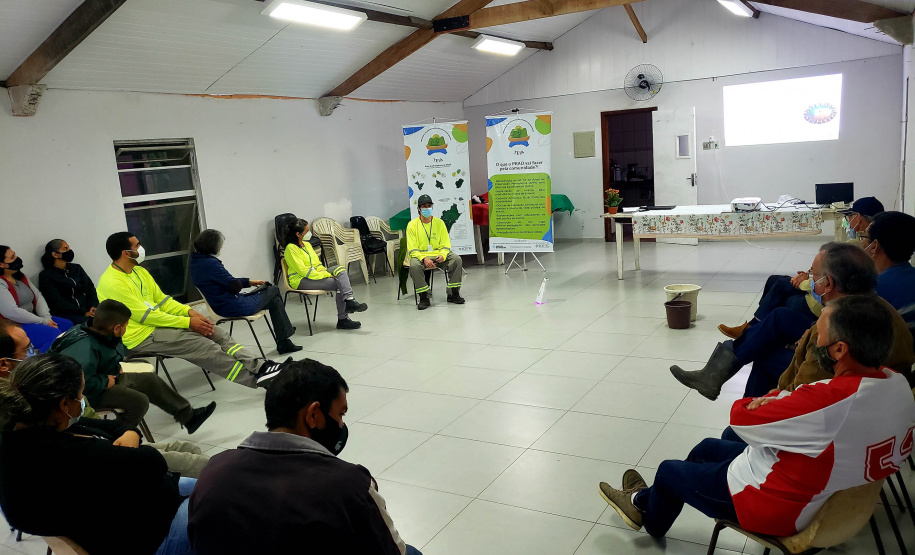 A Portos do Paraná promoveu na quinta-feira (16), na bacia hidrográfica do Baixo Rio Cachoeira, em Antonina, uma reunião com agricultores locais sobre o Programa de Recuperação de APPs Degradadas (PRAD). - Paranaguá, 17/09/2021 - Foto: Pierpaolo Notta/Portos do Paraná