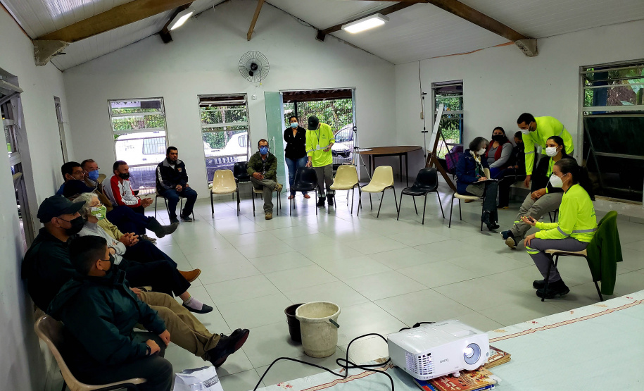 A Portos do Paraná promoveu na quinta-feira (16), na bacia hidrográfica do Baixo Rio Cachoeira, em Antonina, uma reunião com agricultores locais sobre o Programa de Recuperação de APPs Degradadas (PRAD). - Paranaguá, 17/09/2021 - Foto: Pierpaolo Notta/Portos do Paraná