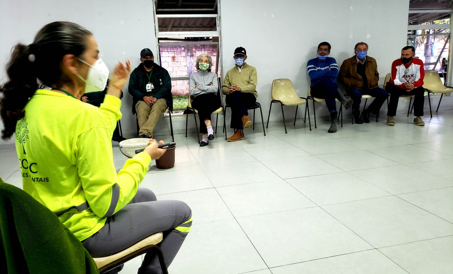 A Portos do Paraná promoveu na quinta-feira (16), na bacia hidrográfica do Baixo Rio Cachoeira, em Antonina, uma reunião com agricultores locais sobre o Programa de Recuperação de APPs Degradadas (PRAD). - Paranaguá, 17/09/2021 - Foto: Pierpaolo Notta/Portos do Paraná