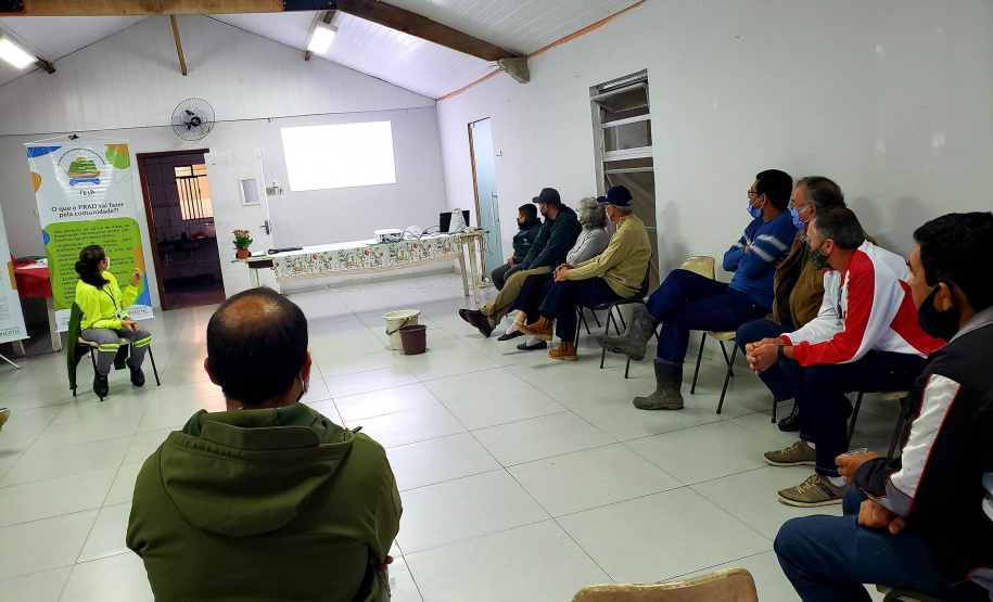 A Portos do Paraná promoveu na quinta-feira (16), na bacia hidrográfica do Baixo Rio Cachoeira, em Antonina, uma reunião com agricultores locais sobre o Programa de Recuperação de APPs Degradadas (PRAD). - Paranaguá, 17/09/2021 - Foto: Pierpaolo Notta/Portos do Paraná