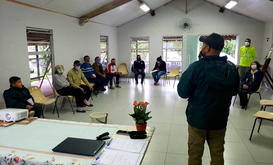 A Portos do Paraná promoveu na quinta-feira (16), na bacia hidrográfica do Baixo Rio Cachoeira, em Antonina, uma reunião com agricultores locais sobre o Programa de Recuperação de APPs Degradadas (PRAD). - Paranaguá, 17/09/2021 - Foto: Pierpaolo Notta/Portos do Paraná