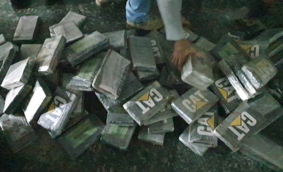 A Rondas Ostensivas Tático Móvel (ROTAM) do 9° Batalhão da Polícia Militar (9°BPM), apreendeu, na madrugada deste sábado (18), 274 quilos de pasta base de cocaína em um caminhão que estava na fila para acesso ao Porto de Paranaguá.  -  Curitiba, 18/09/2021  -  Foto: PMPR