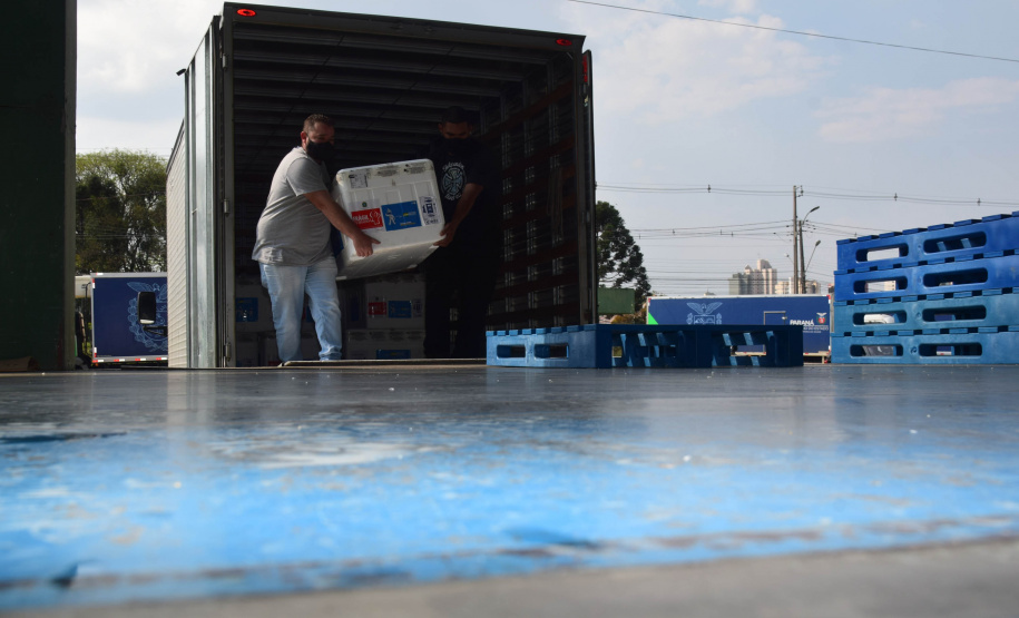 O Paraná recebeu no início da tarde deste sábado (18) mais 363.800 vacinas contra a Covid-19 da CoronaVac. A Secretaria de Estado da Saúde confirmou a chegada ao Estado de duas remessas, que desembarcaram no aeroporto Afonso Pena, em São José dos Pinhais, às 12h55, no voo LA 3443, e às 13h55, no voo AD 4830. -  Curitiba, 18/09/2021  -  Foto: Américo Antonio/SESA