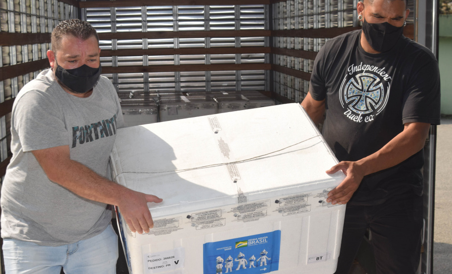 O Paraná recebeu no início da tarde deste sábado (18) mais 363.800 vacinas contra a Covid-19 da CoronaVac. A Secretaria de Estado da Saúde confirmou a chegada ao Estado de duas remessas, que desembarcaram no aeroporto Afonso Pena, em São José dos Pinhais, às 12h55, no voo LA 3443, e às 13h55, no voo AD 4830. -  Curitiba, 18/09/2021  -  Foto: Américo Antonio/SESA