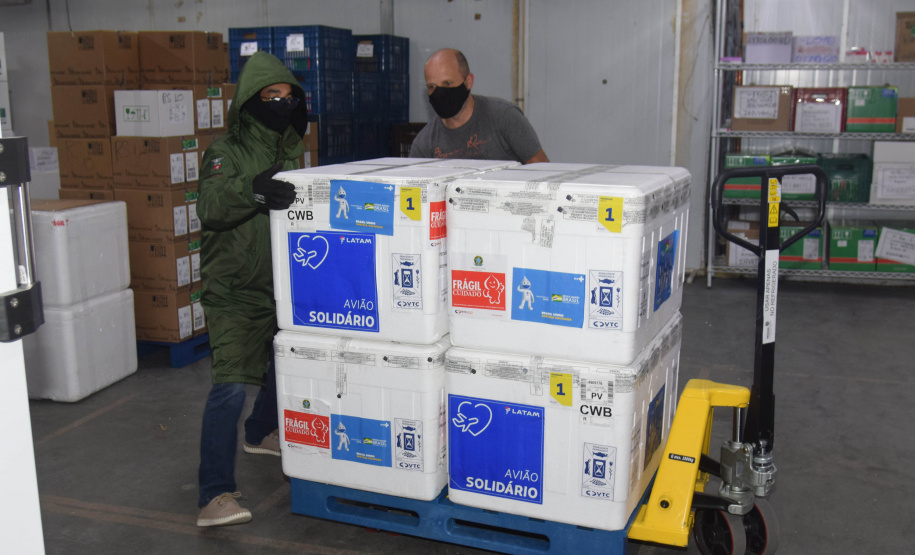 O Paraná recebeu no início da tarde deste sábado (18) mais 363.800 vacinas contra a Covid-19 da CoronaVac. A Secretaria de Estado da Saúde confirmou a chegada ao Estado de duas remessas, que desembarcaram no aeroporto Afonso Pena, em São José dos Pinhais, às 12h55, no voo LA 3443, e às 13h55, no voo AD 4830. -  Curitiba, 18/09/2021  -  Foto: Américo Antonio/SESA