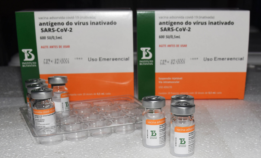 O Paraná recebeu no início da tarde deste sábado (18) mais 363.800 vacinas contra a Covid-19 da CoronaVac. A Secretaria de Estado da Saúde confirmou a chegada ao Estado de duas remessas, que desembarcaram no aeroporto Afonso Pena, em São José dos Pinhais, às 12h55, no voo LA 3443, e às 13h55, no voo AD 4830. -  Curitiba, 18/09/2021  -  Foto: Américo Antonio/SESA