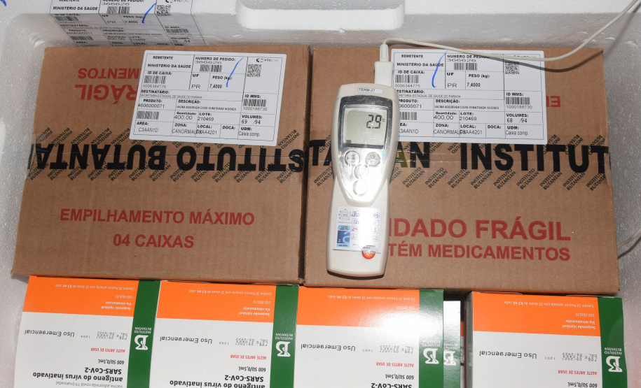 O Paraná recebeu no início da tarde deste sábado (18) mais 363.800 vacinas contra a Covid-19 da CoronaVac. A Secretaria de Estado da Saúde confirmou a chegada ao Estado de duas remessas, que desembarcaram no aeroporto Afonso Pena, em São José dos Pinhais, às 12h55, no voo LA 3443, e às 13h55, no voo AD 4830. -  Curitiba, 18/09/2021  -  Foto: Américo Antonio/SESA