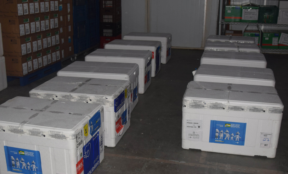 O Paraná recebeu no início da tarde deste sábado (18) mais 363.800 vacinas contra a Covid-19 da CoronaVac. A Secretaria de Estado da Saúde confirmou a chegada ao Estado de duas remessas, que desembarcaram no aeroporto Afonso Pena, em São José dos Pinhais, às 12h55, no voo LA 3443, e às 13h55, no voo AD 4830. -  Curitiba, 18/09/2021  -  Foto: Américo Antonio/SESA