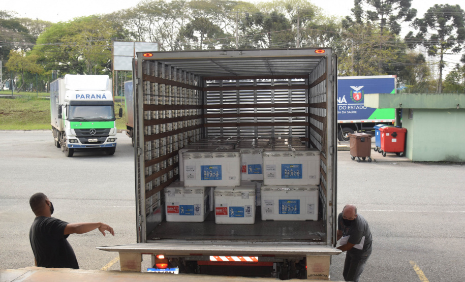O Paraná recebeu no início da tarde deste sábado (18) mais 363.800 vacinas contra a Covid-19 da CoronaVac. A Secretaria de Estado da Saúde confirmou a chegada ao Estado de duas remessas, que desembarcaram no aeroporto Afonso Pena, em São José dos Pinhais, às 12h55, no voo LA 3443, e às 13h55, no voo AD 4830. -  Curitiba, 18/09/2021  -  Foto: Américo Antonio/SESA