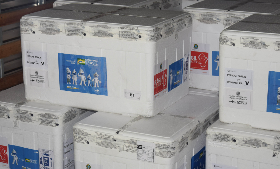 O Paraná recebeu no início da tarde deste sábado (18) mais 363.800 vacinas contra a Covid-19 da CoronaVac. A Secretaria de Estado da Saúde confirmou a chegada ao Estado de duas remessas, que desembarcaram no aeroporto Afonso Pena, em São José dos Pinhais, às 12h55, no voo LA 3443, e às 13h55, no voo AD 4830. -  Curitiba, 18/09/2021  -  Foto: Américo Antonio/SESA