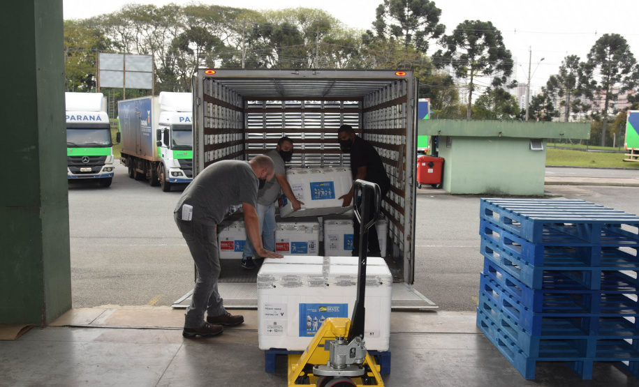 O Paraná recebeu no início da tarde deste sábado (18) mais 363.800 vacinas contra a Covid-19 da CoronaVac. A Secretaria de Estado da Saúde confirmou a chegada ao Estado de duas remessas, que desembarcaram no aeroporto Afonso Pena, em São José dos Pinhais, às 12h55, no voo LA 3443, e às 13h55, no voo AD 4830. -  Curitiba, 18/09/2021  -  Foto: Américo Antonio/SESA