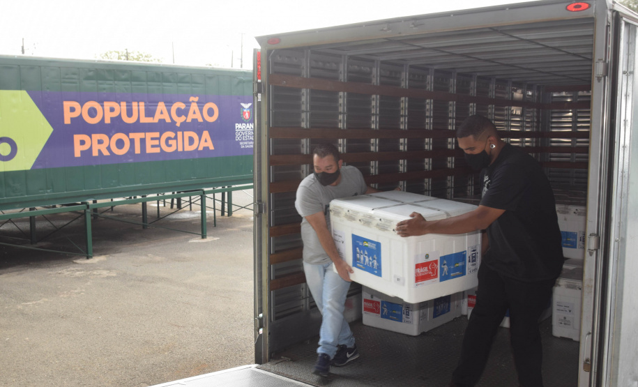 O Paraná recebeu no início da tarde deste sábado (18) mais 363.800 vacinas contra a Covid-19 da CoronaVac. A Secretaria de Estado da Saúde confirmou a chegada ao Estado de duas remessas, que desembarcaram no aeroporto Afonso Pena, em São José dos Pinhais, às 12h55, no voo LA 3443, e às 13h55, no voo AD 4830. -  Curitiba, 18/09/2021  -  Foto: Américo Antonio/SESA