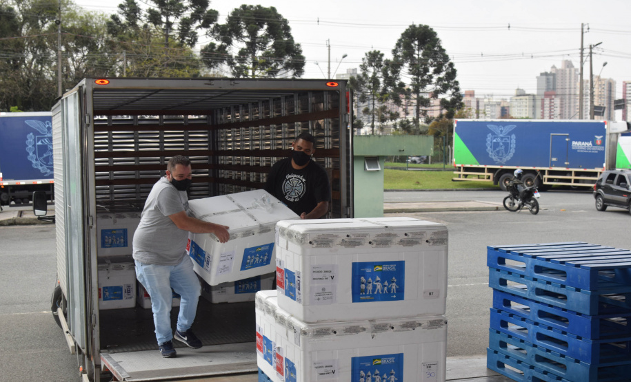 O Paraná recebeu no início da tarde deste sábado (18) mais 363.800 vacinas contra a Covid-19 da CoronaVac. A Secretaria de Estado da Saúde confirmou a chegada ao Estado de duas remessas, que desembarcaram no aeroporto Afonso Pena, em São José dos Pinhais, às 12h55, no voo LA 3443, e às 13h55, no voo AD 4830. -  Curitiba, 18/09/2021  -  Foto: Américo Antonio/SESA