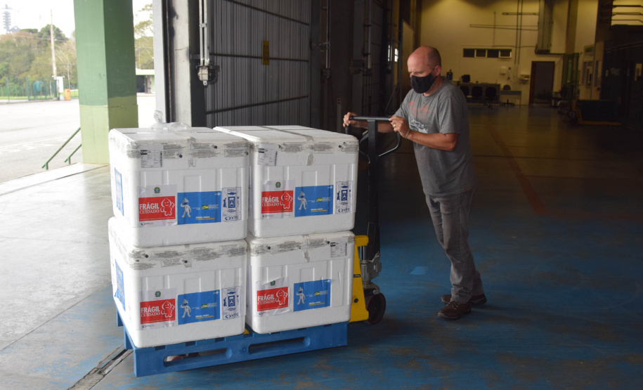 O Paraná recebeu no início da tarde deste sábado (18) mais 363.800 vacinas contra a Covid-19 da CoronaVac. A Secretaria de Estado da Saúde confirmou a chegada ao Estado de duas remessas, que desembarcaram no aeroporto Afonso Pena, em São José dos Pinhais, às 12h55, no voo LA 3443, e às 13h55, no voo AD 4830. -  Curitiba, 18/09/2021  -  Foto: Américo Antonio/SESA