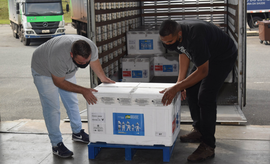 O Paraná recebeu no início da tarde deste sábado (18) mais 363.800 vacinas contra a Covid-19 da CoronaVac. A Secretaria de Estado da Saúde confirmou a chegada ao Estado de duas remessas, que desembarcaram no aeroporto Afonso Pena, em São José dos Pinhais, às 12h55, no voo LA 3443, e às 13h55, no voo AD 4830. -  Curitiba, 18/09/2021  -  Foto: Américo Antonio/SESA