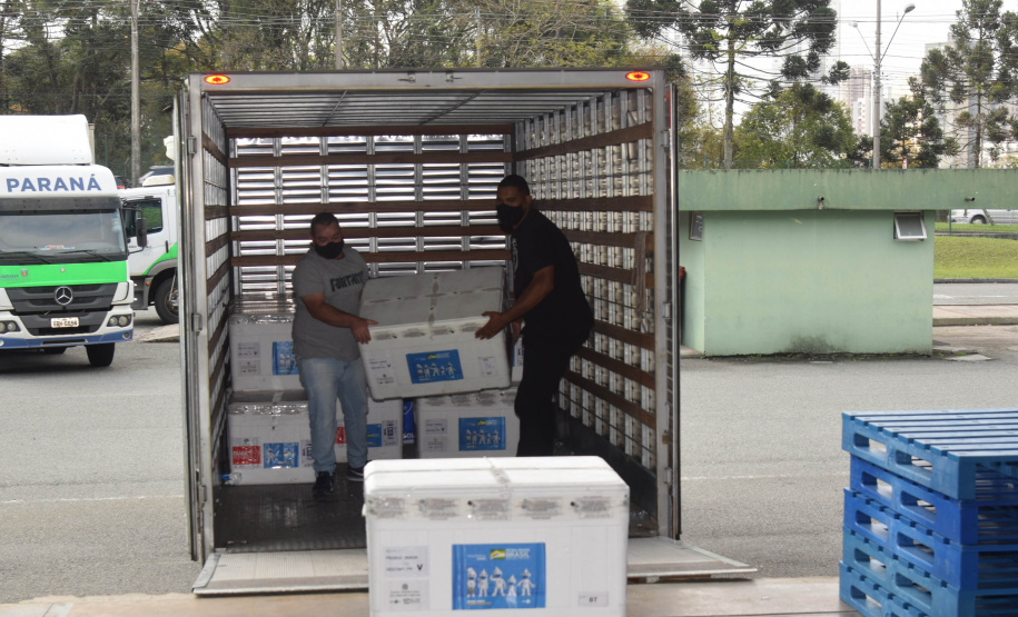 O Paraná recebeu no início da tarde deste sábado (18) mais 363.800 vacinas contra a Covid-19 da CoronaVac. A Secretaria de Estado da Saúde confirmou a chegada ao Estado de duas remessas, que desembarcaram no aeroporto Afonso Pena, em São José dos Pinhais, às 12h55, no voo LA 3443, e às 13h55, no voo AD 4830. -  Curitiba, 18/09/2021  -  Foto: Américo Antonio/SESA