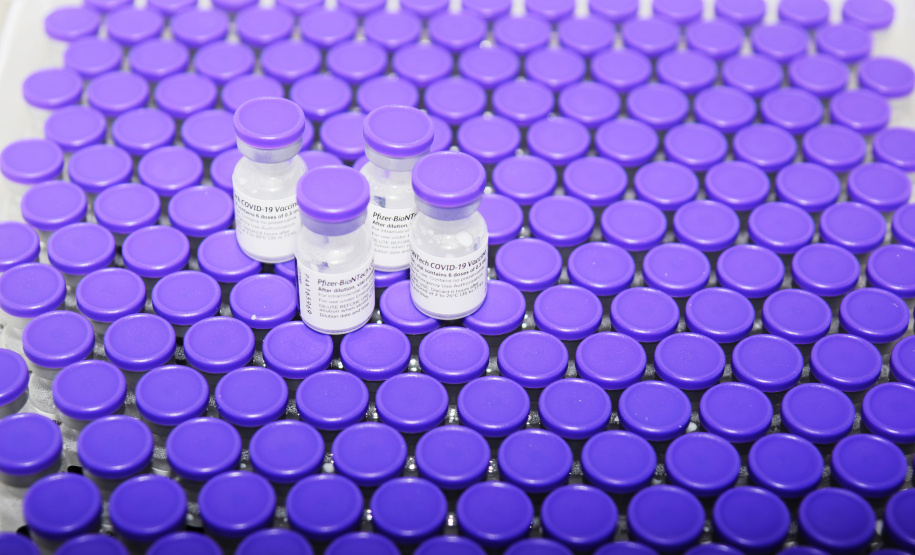 O Ministério da Saúde confirmou, na tarde deste sábado (18), o envio de mais 513.360 vacinas contra a Covid-19 ao Paraná. As remessas virão em vários lotes. Serão três envios neste domingo (19) e outros três na segunda-feira (20).  -  Foto: Américo Antonio/SESA