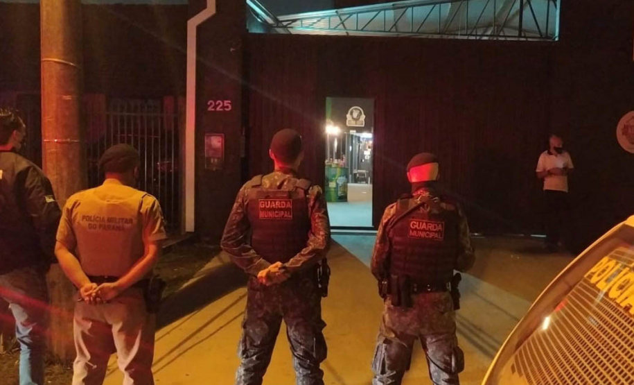 A operação da Ação Integrada de Fiscalização Urbana (AIFU) abordou 17 pontos comerciais na Capital entre a noite de sábado (18/09) e a madrugada de domingo (19/09). O trabalho resultou em sete estabelecimentos comerciais fechados e R$ 595.550,00 mil em multas aplicadas pelos agentes municipais. As equipes da AIFU dispersaram 1.684 pessoas de aglomerações. -  Curitiba, 19/09/2021  -  Foto: SESP-PR