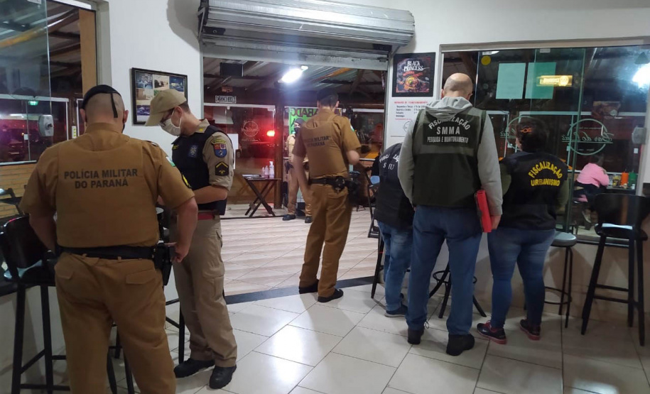 A operação da Ação Integrada de Fiscalização Urbana (AIFU) abordou 17 pontos comerciais na Capital entre a noite de sábado (18/09) e a madrugada de domingo (19/09). O trabalho resultou em sete estabelecimentos comerciais fechados e R$ 595.550,00 mil em multas aplicadas pelos agentes municipais. As equipes da AIFU dispersaram 1.684 pessoas de aglomerações. -  Curitiba, 19/09/2021  -  Foto: SESP-PR
