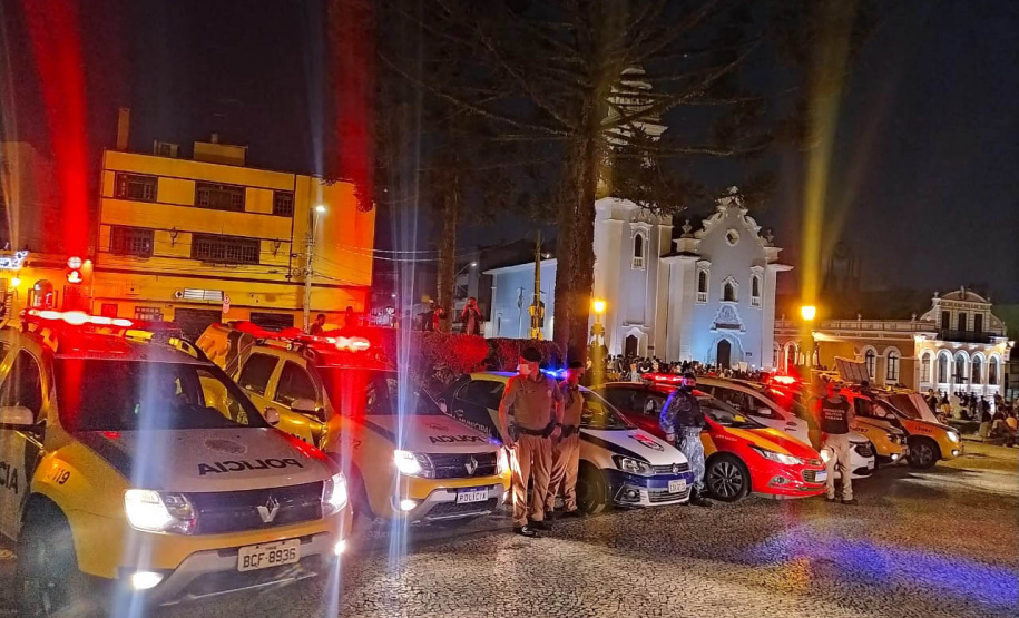 A operação da Ação Integrada de Fiscalização Urbana (AIFU) abordou 17 pontos comerciais na Capital entre a noite de sábado (18/09) e a madrugada de domingo (19/09). O trabalho resultou em sete estabelecimentos comerciais fechados e R$ 595.550,00 mil em multas aplicadas pelos agentes municipais. As equipes da AIFU dispersaram 1.684 pessoas de aglomerações. -  Curitiba, 19/09/2021  -  Foto: SESP-PR