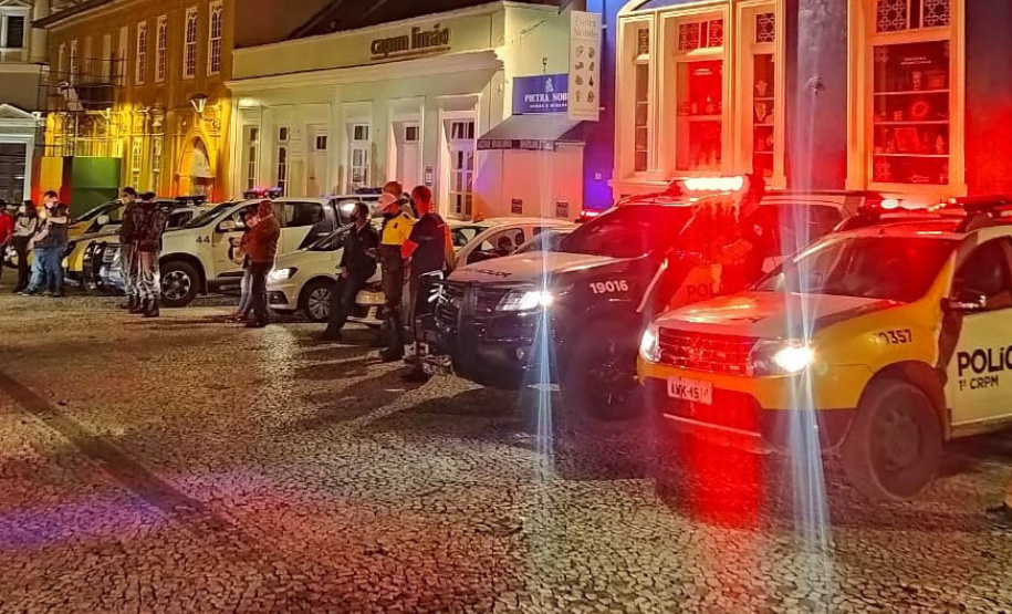 A operação da Ação Integrada de Fiscalização Urbana (AIFU) abordou 17 pontos comerciais na Capital entre a noite de sábado (18/09) e a madrugada de domingo (19/09). O trabalho resultou em sete estabelecimentos comerciais fechados e R$ 595.550,00 mil em multas aplicadas pelos agentes municipais. As equipes da AIFU dispersaram 1.684 pessoas de aglomerações. -  Curitiba, 19/09/2021  -  Foto: SESP-PR