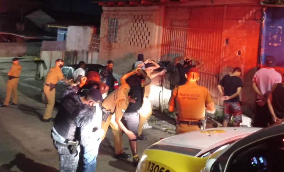 A operação da Ação Integrada de Fiscalização Urbana (AIFU) abordou 17 pontos comerciais na Capital entre a noite de sábado (18/09) e a madrugada de domingo (19/09). O trabalho resultou em sete estabelecimentos comerciais fechados e R$ 595.550,00 mil em multas aplicadas pelos agentes municipais. As equipes da AIFU dispersaram 1.684 pessoas de aglomerações. -  Curitiba, 19/09/2021  -  Foto: SESP-PR